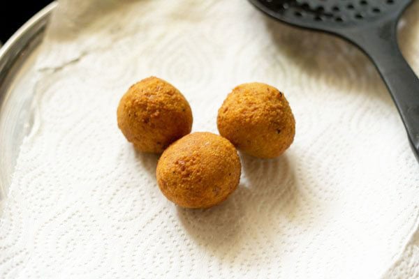 falafels placed on kitchen paper towels.