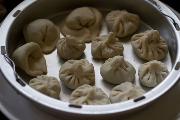 veg momos arranged neatly on the pan with some space in between